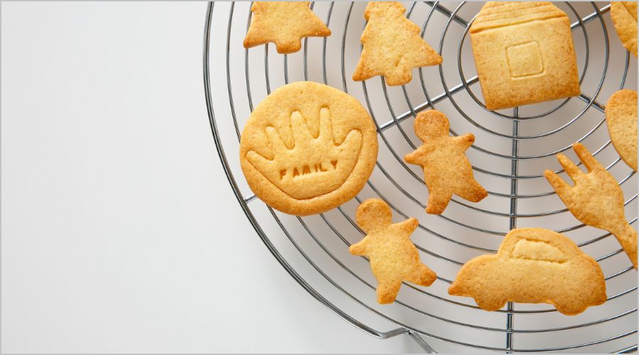 ケーキクーラーに乗せたクッキー